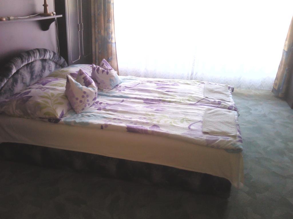 Napfeny Apartment Kestel Oda fotoğraf