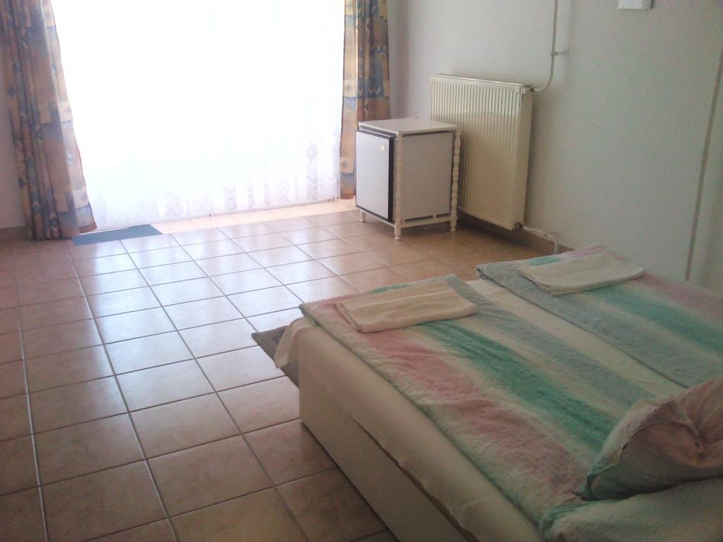 Napfeny Apartment Kestel Oda fotoğraf