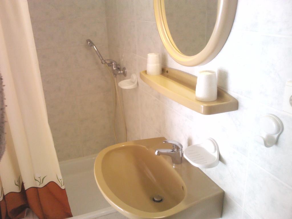 Napfeny Apartment Kestel Oda fotoğraf