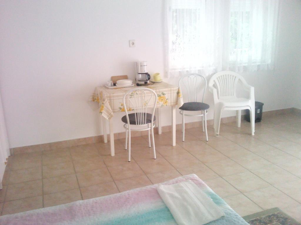 Napfeny Apartment Kestel Oda fotoğraf