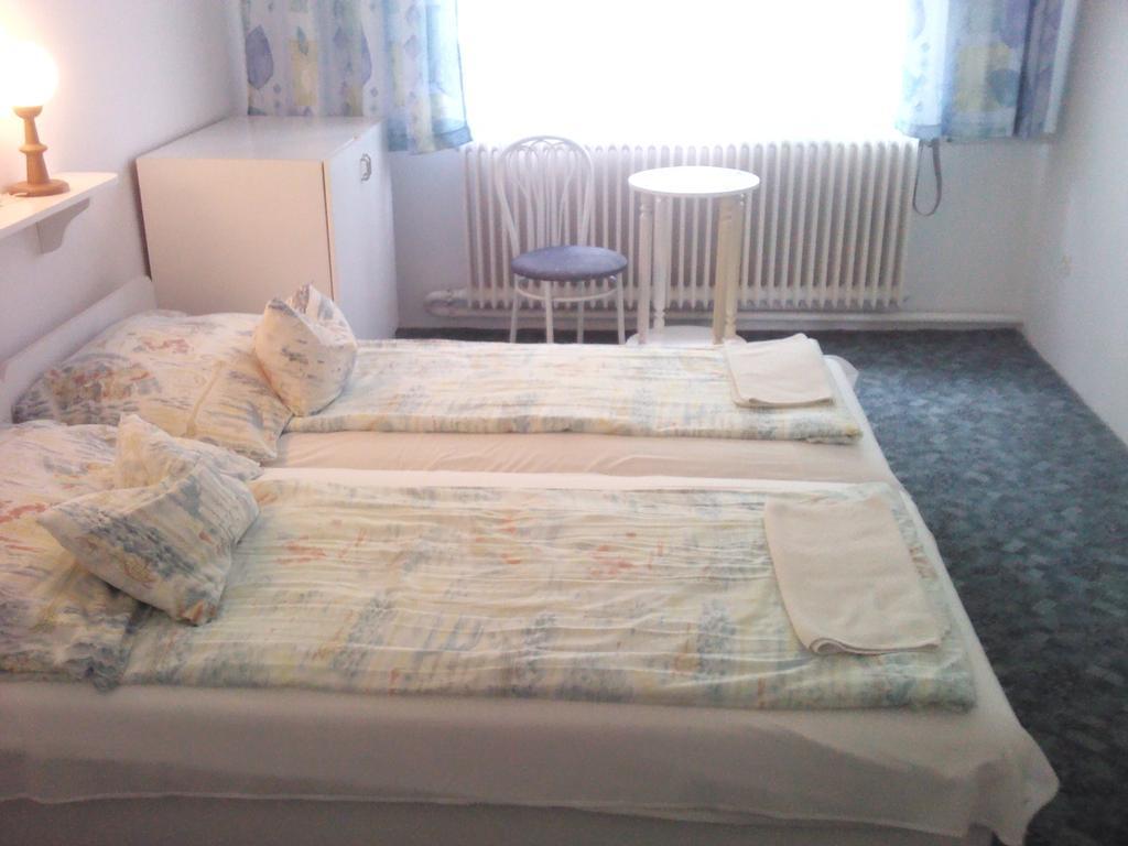 Napfeny Apartment Kestel Oda fotoğraf